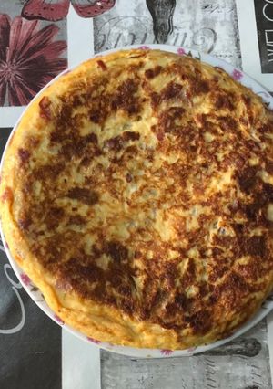 Foto principal de Tortilla de jamón con cebolla y pimientos rojo