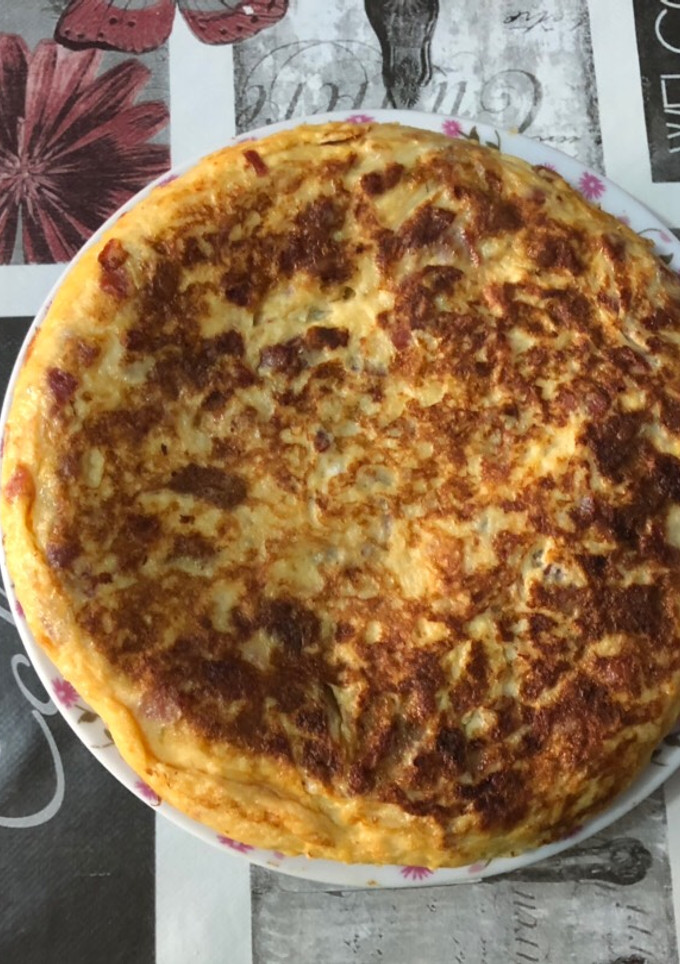 Una foto de Tortilla de jamón con cebolla y pimientos rojo