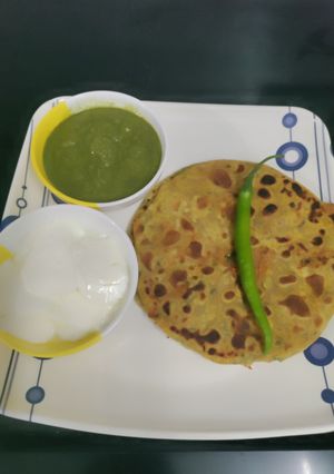 A picture of Stuffed methi paratha.