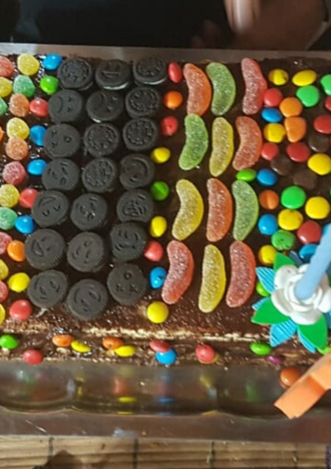 Una foto de Torta de golosinas de festejo cumpleaños