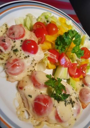 Mozzarellás, paradicsomos csirkemell recept fotója