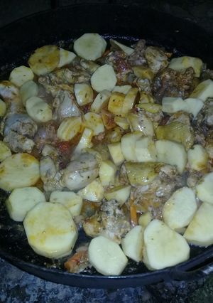 Una foto de Pollo y chorizos al disco con papa