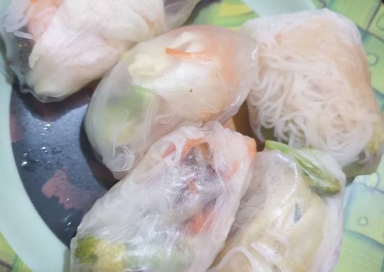 Vietnamese Roll isi Udang, Babi dengan Saus Kacang & Saus Cabai