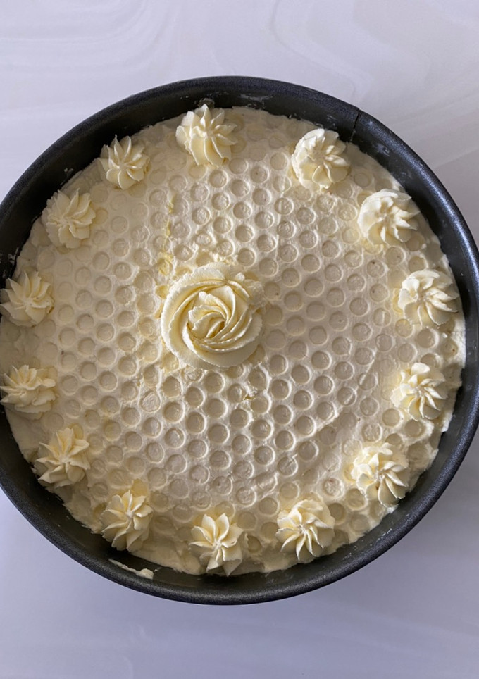 A picture of Cheesecake with dates and nuts base.