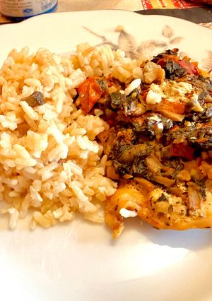 Gombás-spenótos-paradicsomos csirkemell sütőben, barna rizzsel recept fotója