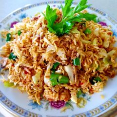 A picture of Mawut Fried Rice with Instan Noodles and Salty Eggs.