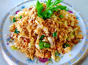 A picture of Mawut Fried Rice with Instan Noodles and Salty Eggs.