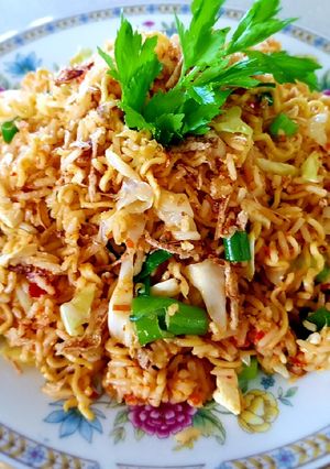A picture of Mawut Fried Rice with Instan Noodles and Salty Eggs.