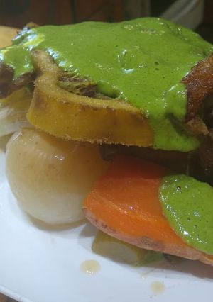 Una foto de Ossobuco al ajillo de verdeos en colchón de verduras
