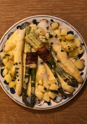 Szalonnakabátos zöld spárga és főtt fehér spárga krumplival recept fotója