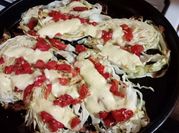 Una foto de pizza con base de verdura