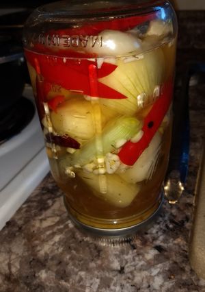 A picture of Cebollitas/ pickled onions.