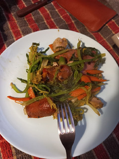 Una foto de Salteado de verduras, carne, pollo y longanizas 😋