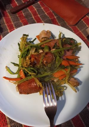 Una foto de Salteado de verduras, carne, pollo y longanizas 😋