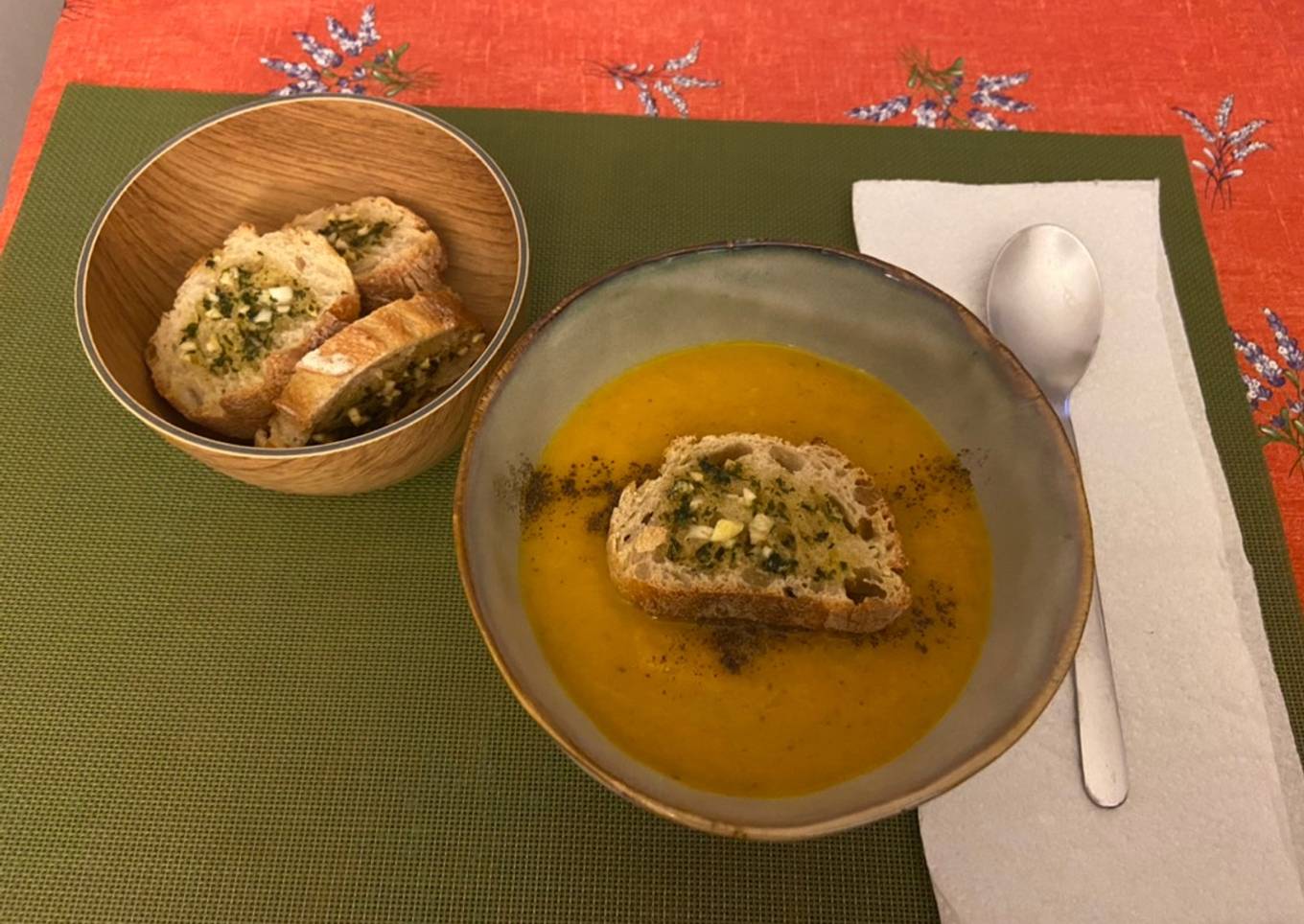 Soupe de légumes et croûtons à ail