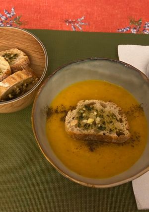 Une photo de Soupe de légumes et croûtons à ail