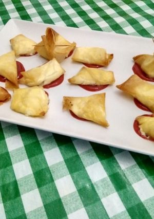Una foto de Bocados de queso en pasta brick en base de mermelada