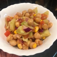 A picture of Rainbow 🌈 chickpeas salad 🥗.