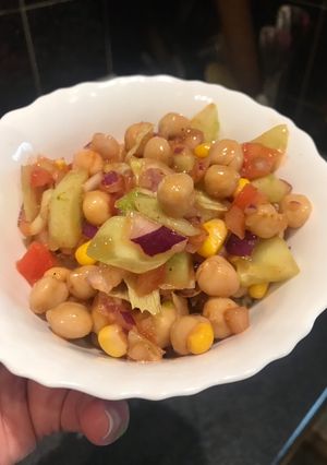 A picture of Rainbow 🌈 chickpeas salad 🥗.