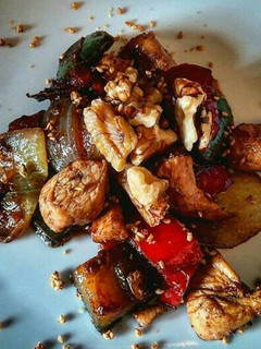 Una foto de Wok de pollo y vegetales con garrapiñada