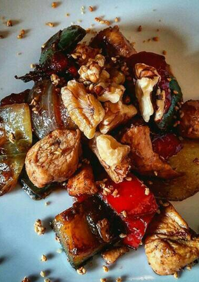 Una foto de Wok de pollo y vegetales con garrapiñada