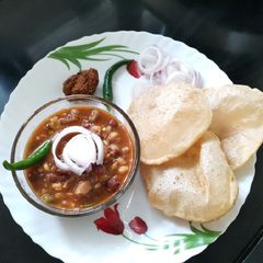 A picture of Punjabi style chole poori.