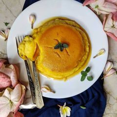 A picture of Eggless caramel bread custard.