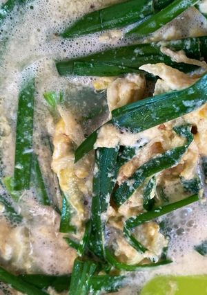 รูปของ คลอไข่ใส่ต้นกระเทียม ขิง และหอมใหญ่🧄🥚