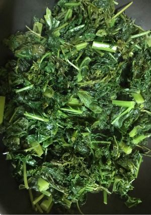 Una foto de Salteado de hojas de zanahoria, hojas de rabanitos y kale