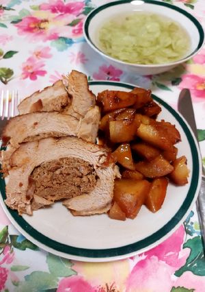 Kolbásszal töltött karaj, vele sült burgonyával recept fotója