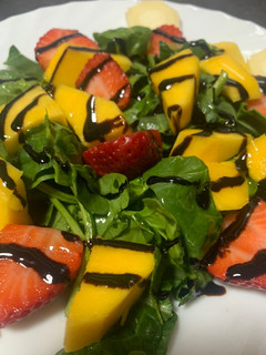 Una foto de Ensalada de espinacas, fresas y mango con queso de cabra