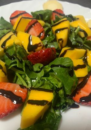 Una foto de Ensalada de espinacas, fresas y mango con queso de cabra