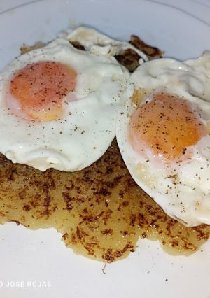 Foto principal de Huevos fritos sobre torta de patata