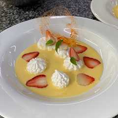 Una foto de Merengue suizo (islas flotantes en crema inglesa) 🍓