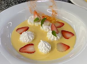 Una foto de Merengue suizo (islas flotantes en crema inglesa) 🍓