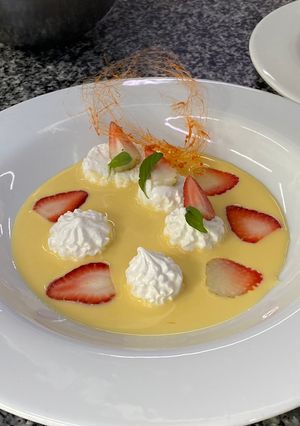 Una foto de Merengue suizo (islas flotantes en crema inglesa) 🍓
