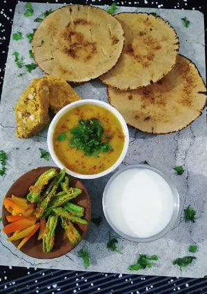 ગુજરાતી થાળી (Gujarati Thali Recipe In Gujarati) રેસીપી મુખ્ય ફોટો