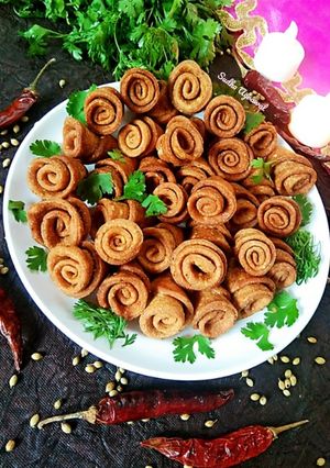 डिजाइनर रोल कोन मसाला मठरी (designer roll cone masala mathri recipe in Hindi) रेसिपी मुख्य फोटो