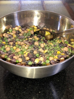 Una foto de Ensalada colorida de legumbres y choclo