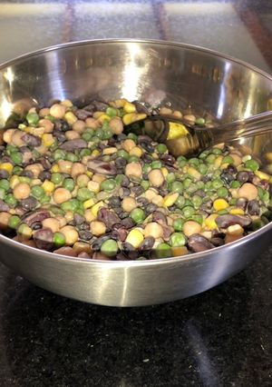 Una foto de Ensalada colorida de legumbres y choclo