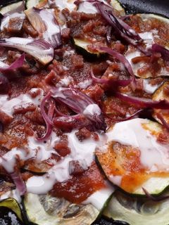 Una foto de Calabacín🥒 con salsa🍅 de tomate🍅🥓