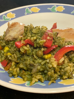 Una foto de Arroz con pollo y cilantro peruano
