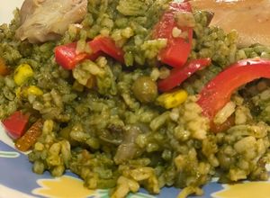 Una foto de Arroz con pollo y cilantro peruano