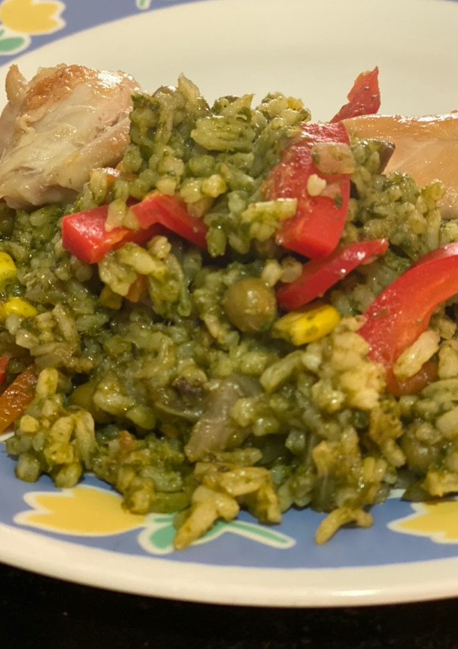 Una foto de Arroz con pollo y cilantro peruano