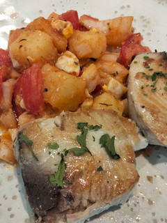 Una foto de Bonito con ensalada de patata