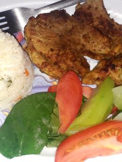 Una foto de Cerdo a la plancha con ensalada 🍴