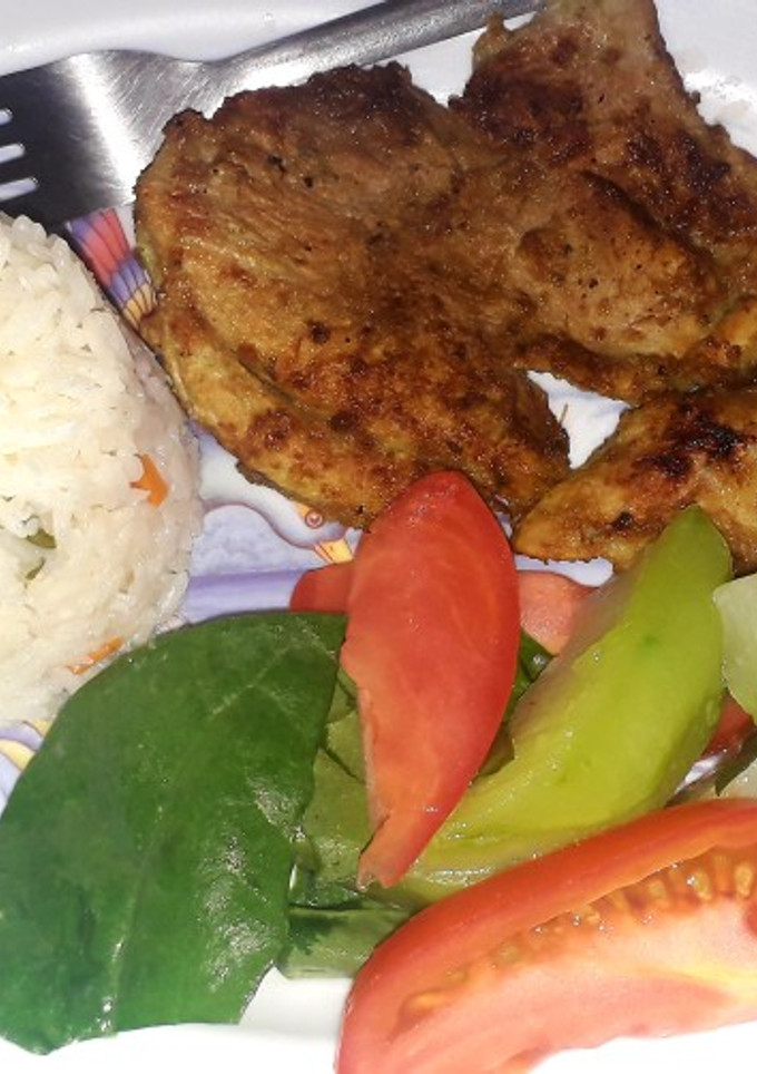 Una foto de Cerdo a la plancha con ensalada 🍴