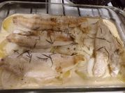 Una foto de pescado al horno con crema