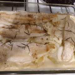 Una foto de Pescado al horno con crema y romero