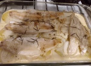 Una foto de Pescado al horno con crema y romero